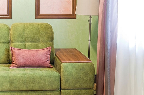 Зеленый бархатный диван